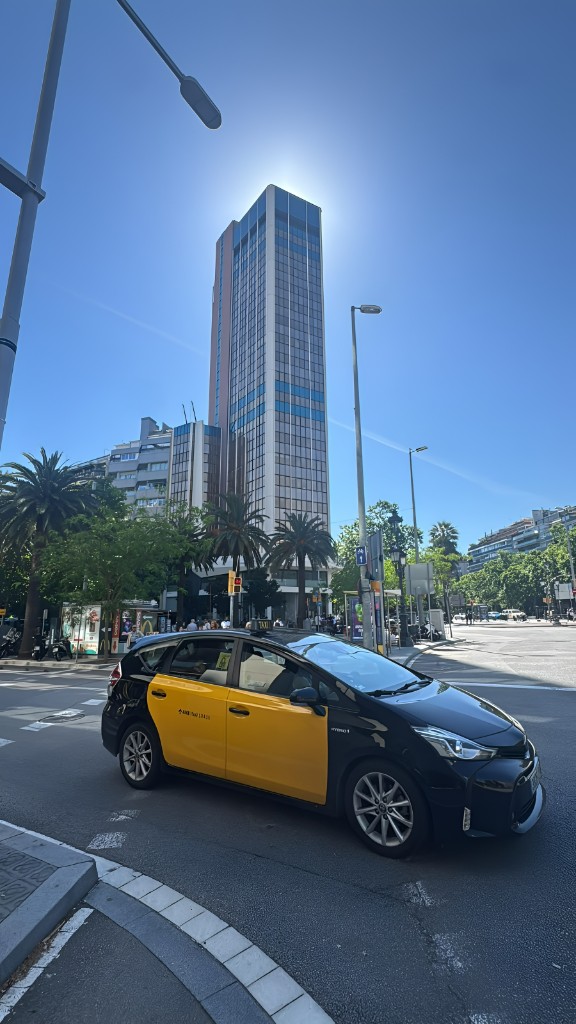 Taxi en Barcelona con el skyline de la ciudad